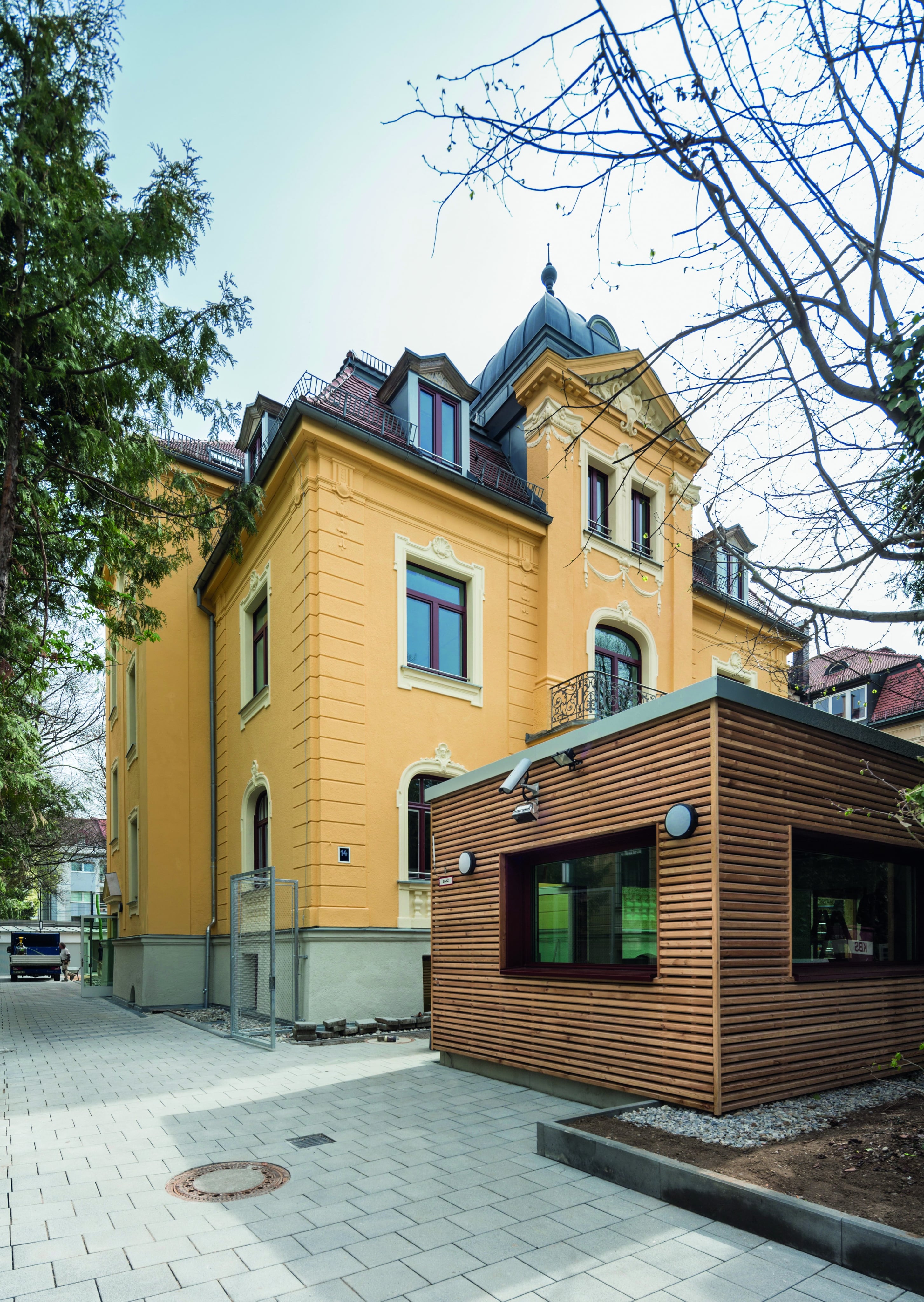 Wachgebäude an einem historischen Gebäude