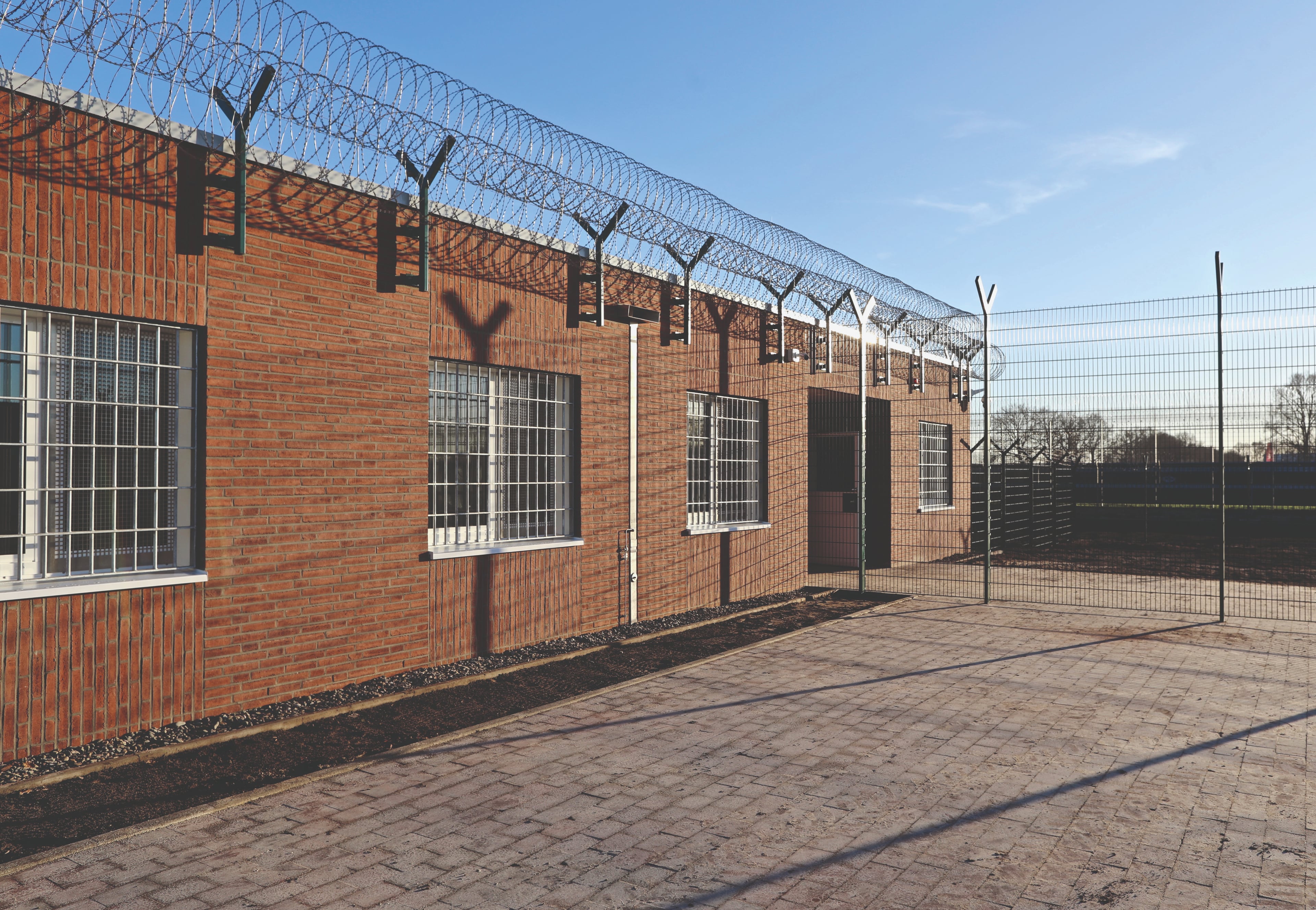 Modulares Hafthaus mit Zaunanlage